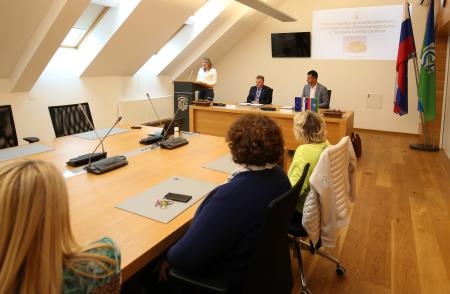 PODPIS POGODBE ZA PRIZIDEK IN FASADNI OVOJ ZD CERKNICA 05 FOTO LJUBO VUKELIČ